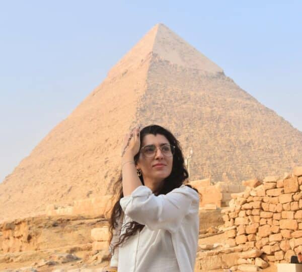 Egipto con Fátima Agra frente a las Pirámides de Guiza